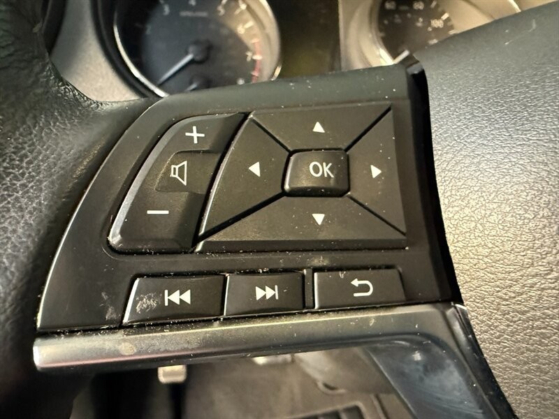 Nissan Rogue Sport Vehicle Full-screen Gallery Image 23