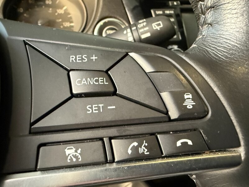 Nissan Rogue Sport Vehicle Full-screen Gallery Image 24