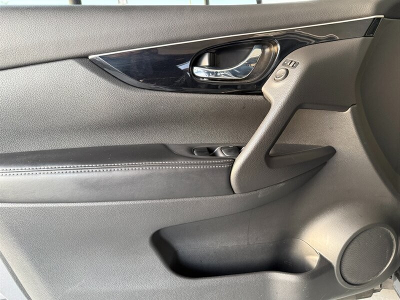 Nissan Rogue Sport Vehicle Full-screen Gallery Image 25