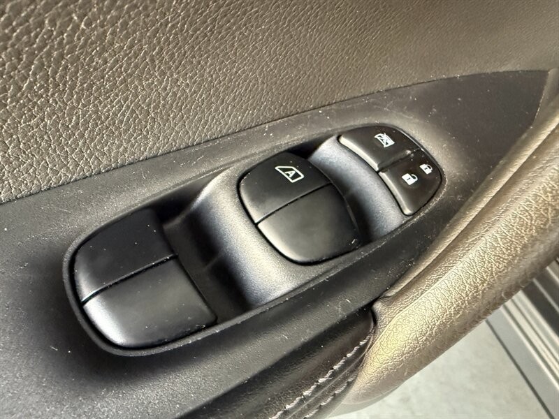 Nissan Rogue Sport Vehicle Full-screen Gallery Image 26