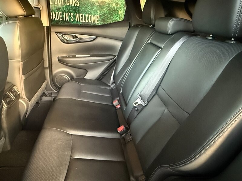 Nissan Rogue Sport Vehicle Full-screen Gallery Image 27