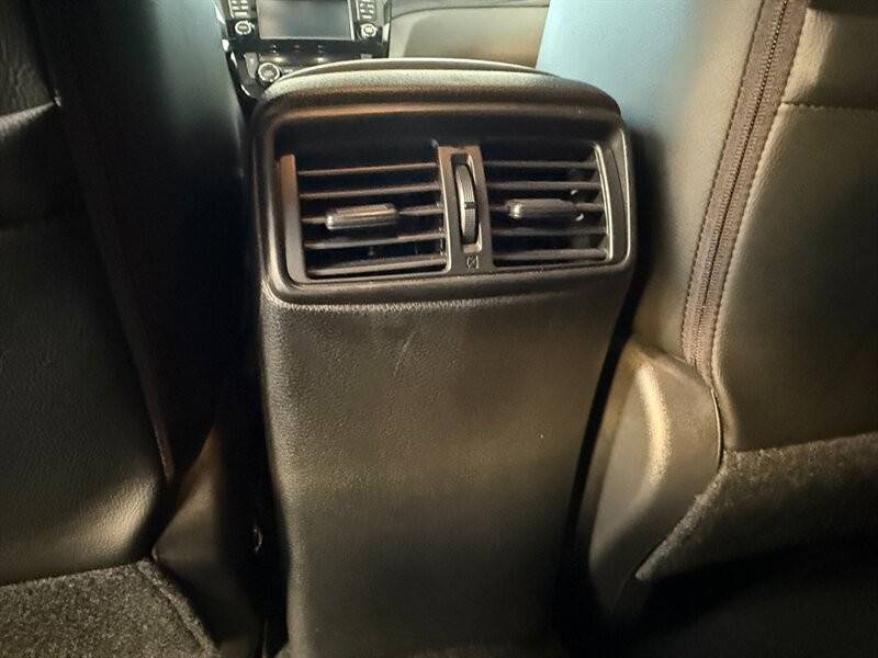 Nissan Rogue Sport Vehicle Full-screen Gallery Image 28