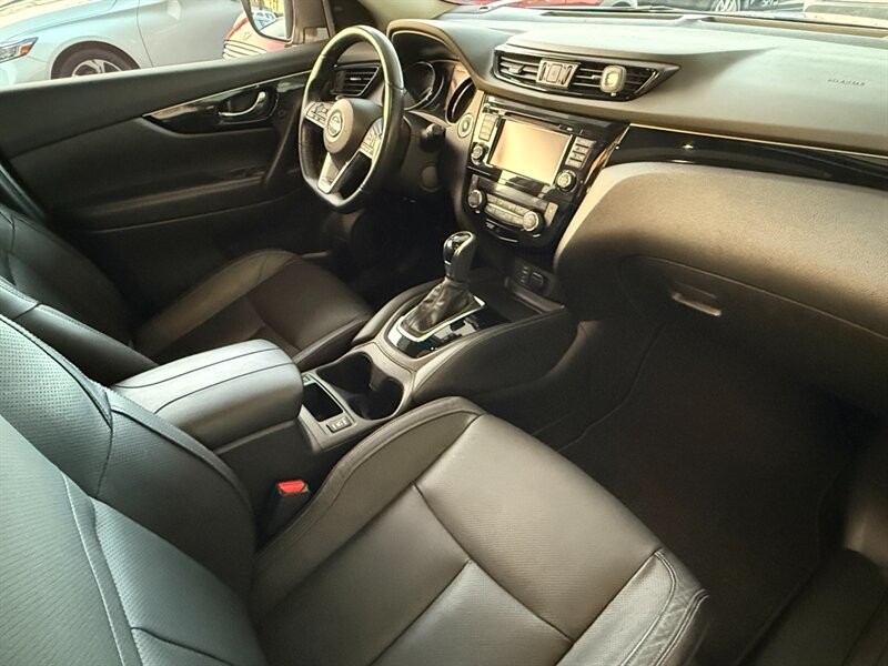 Nissan Rogue Sport Vehicle Full-screen Gallery Image 29