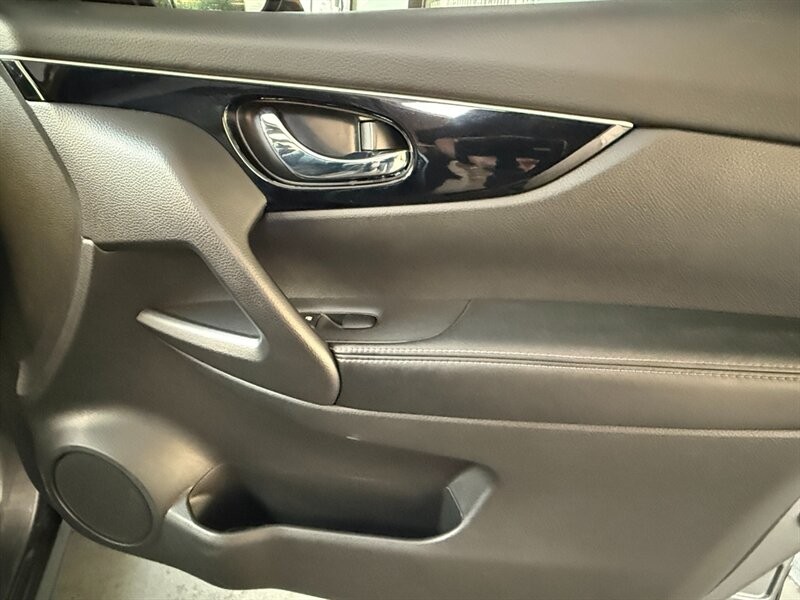 Nissan Rogue Sport Vehicle Full-screen Gallery Image 30