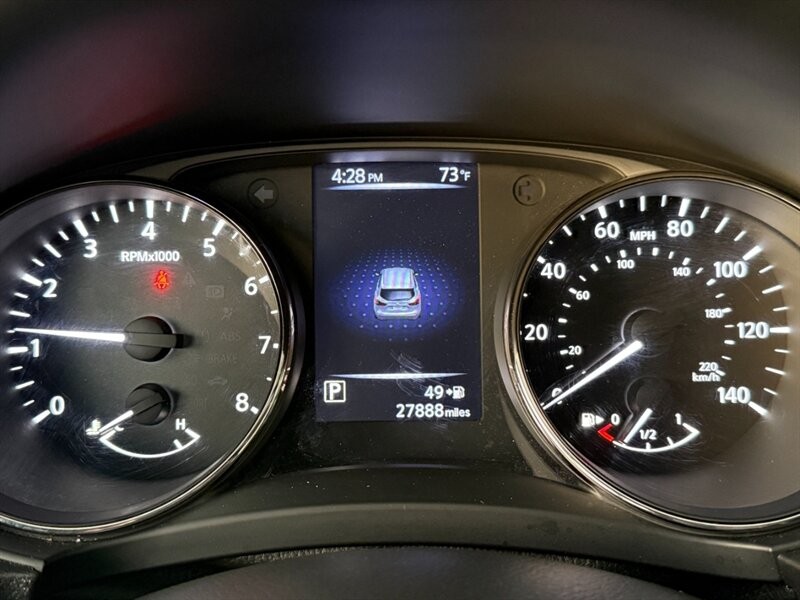 Nissan Rogue Sport Vehicle Full-screen Gallery Image 31