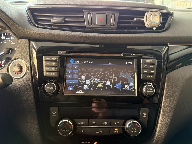 Nissan Rogue Sport Vehicle Full-screen Gallery Image 32