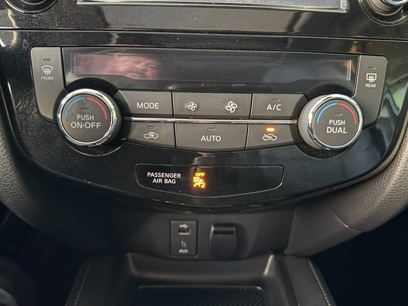 Nissan Rogue Sport Vehicle Full-screen Gallery Image 36