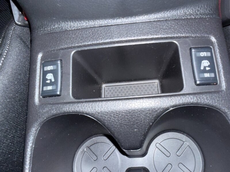 Nissan Rogue Sport Vehicle Full-screen Gallery Image 39