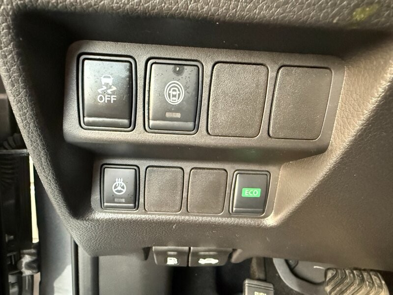 Nissan Rogue Sport Vehicle Full-screen Gallery Image 40