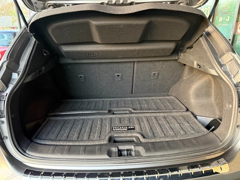 Nissan Rogue Sport Vehicle Full-screen Gallery Image 41