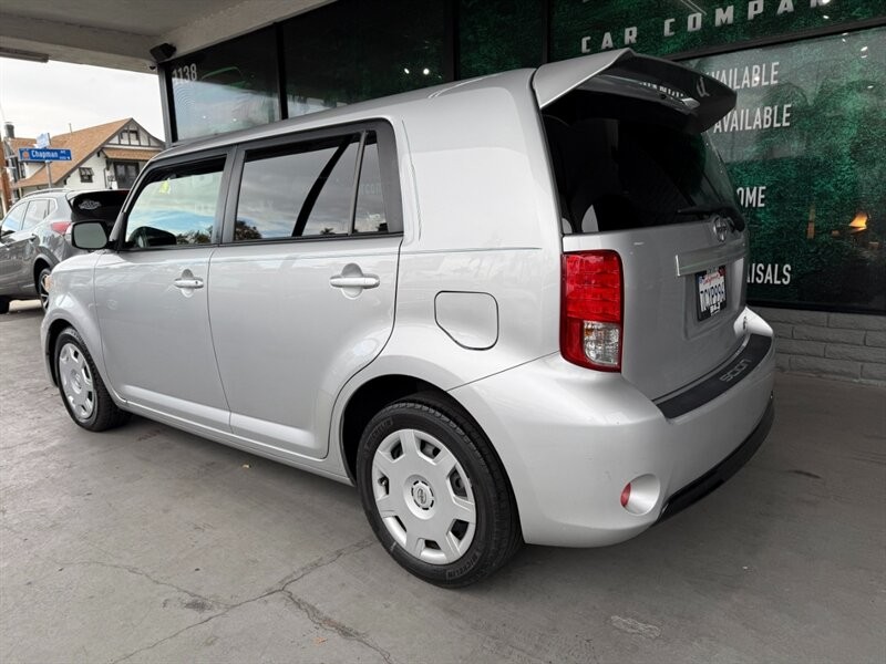 Scion xB Vehicle Full-screen Gallery Image 06