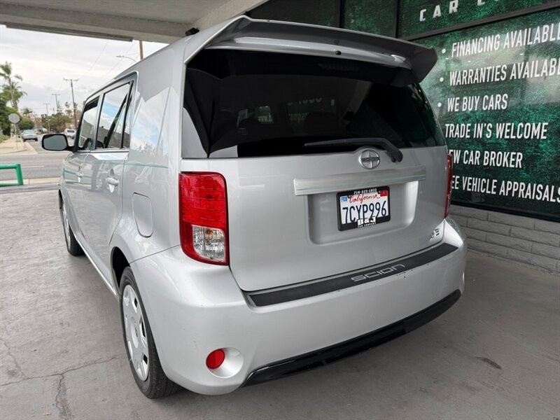 Scion xB Vehicle Full-screen Gallery Image 07