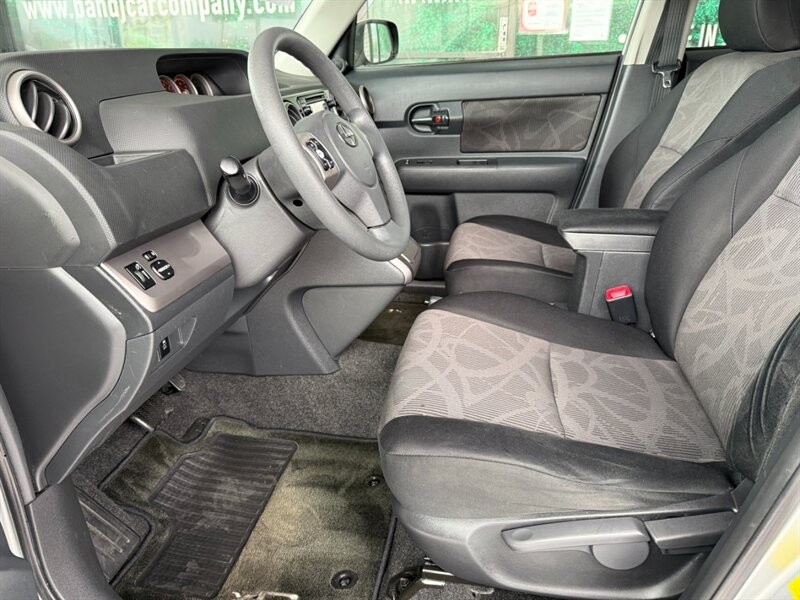Scion xB Vehicle Full-screen Gallery Image 17