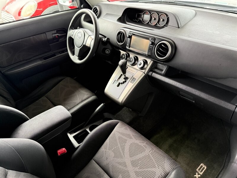 Scion xB Vehicle Full-screen Gallery Image 25