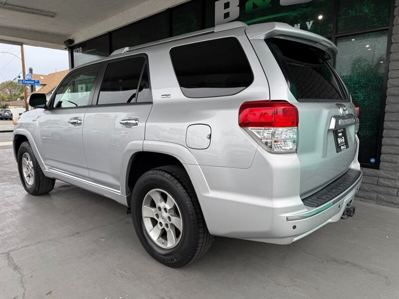 Toyota 4Runner Vehicle Full-screen Gallery Image 06