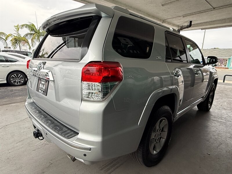 Toyota 4Runner Vehicle Full-screen Gallery Image 10