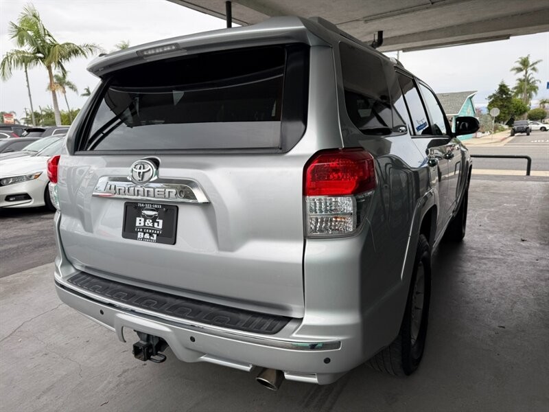 Toyota 4Runner Vehicle Full-screen Gallery Image 11