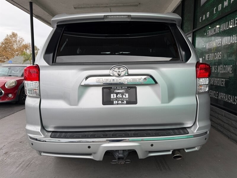 Toyota 4Runner Vehicle Full-screen Gallery Image 14
