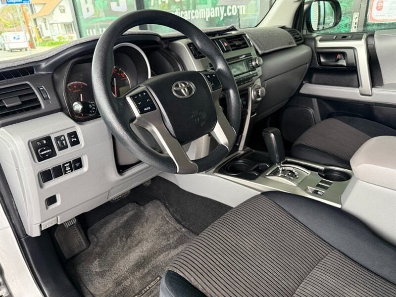 Toyota 4Runner Vehicle Full-screen Gallery Image 19