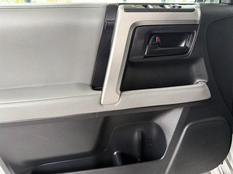 Toyota 4Runner Vehicle Full-screen Gallery Image 25