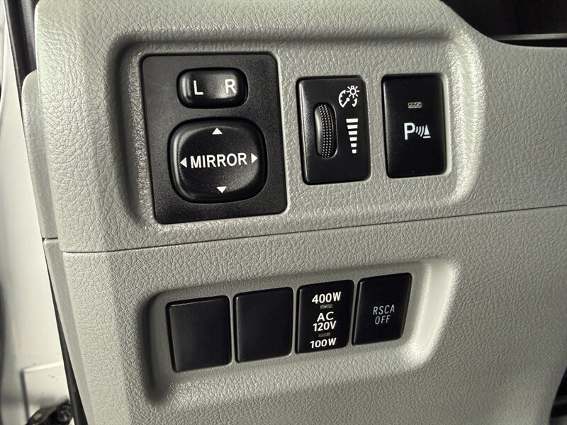 Toyota 4Runner Vehicle Full-screen Gallery Image 27