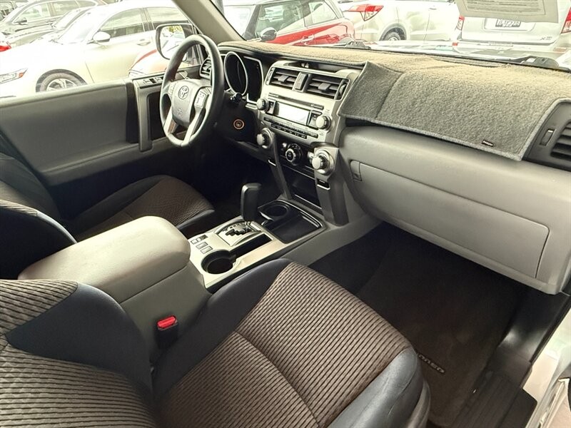 Toyota 4Runner Vehicle Full-screen Gallery Image 31