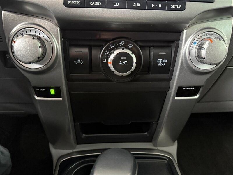 Toyota 4Runner Vehicle Full-screen Gallery Image 36