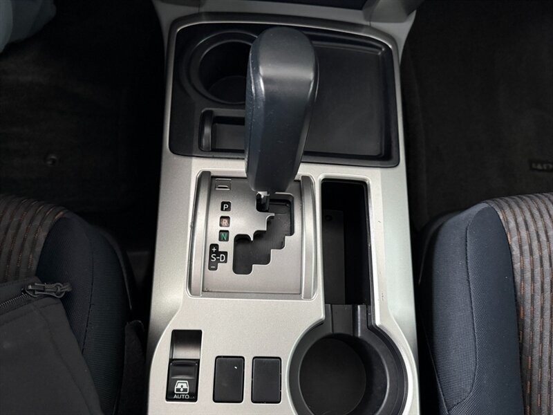 Toyota 4Runner Vehicle Full-screen Gallery Image 37