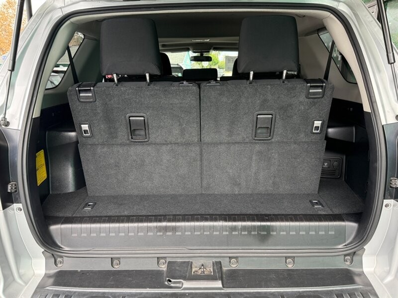 Toyota 4Runner Vehicle Full-screen Gallery Image 38