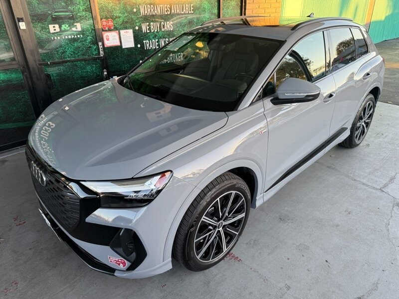 Audi Q4 e-tron Vehicle Full-screen Gallery Image 02