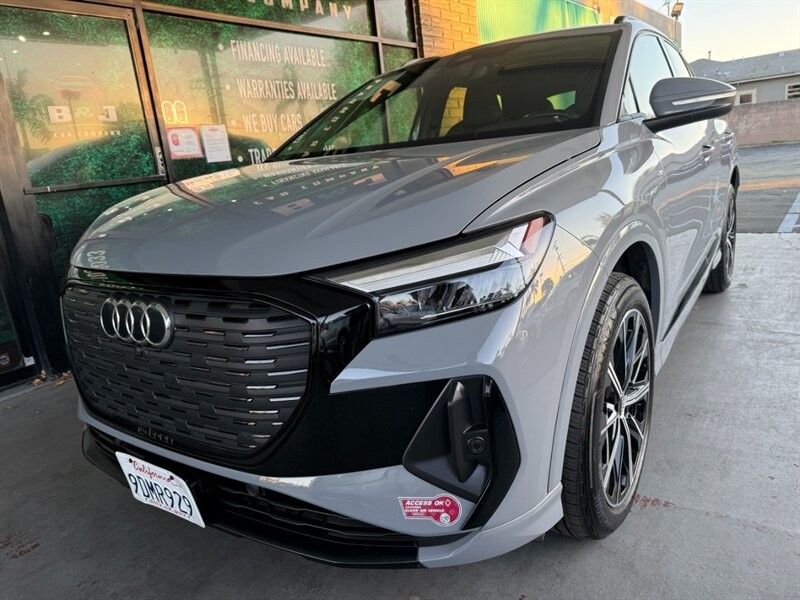 Audi Q4 e-tron Vehicle Full-screen Gallery Image 03