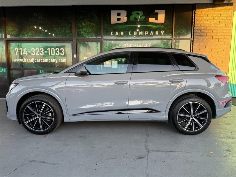 Audi Q4 e-tron Vehicle Full-screen Gallery Image 04