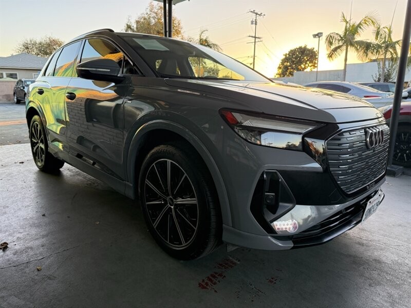 Audi Q4 e-tron Vehicle Full-screen Gallery Image 08