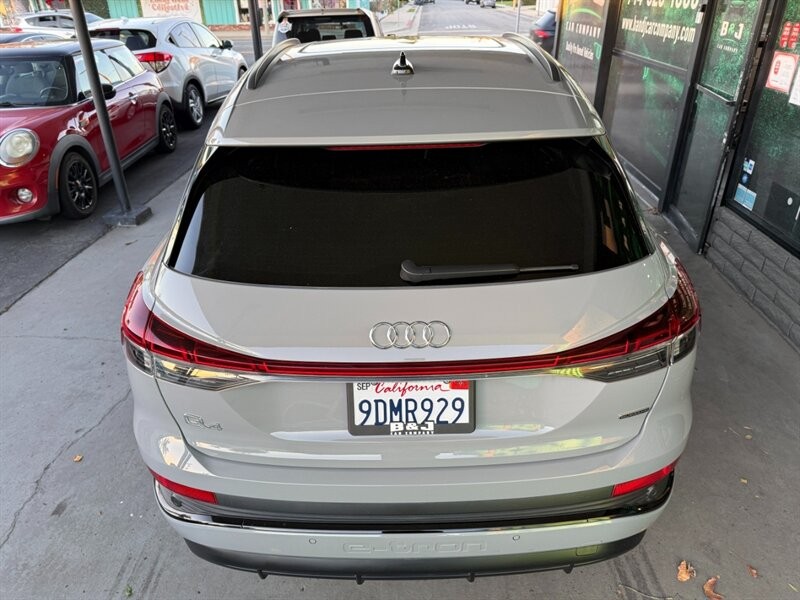Audi Q4 e-tron Vehicle Full-screen Gallery Image 15