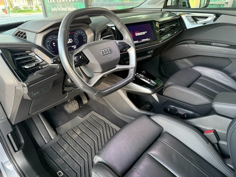 Audi Q4 e-tron Vehicle Full-screen Gallery Image 18