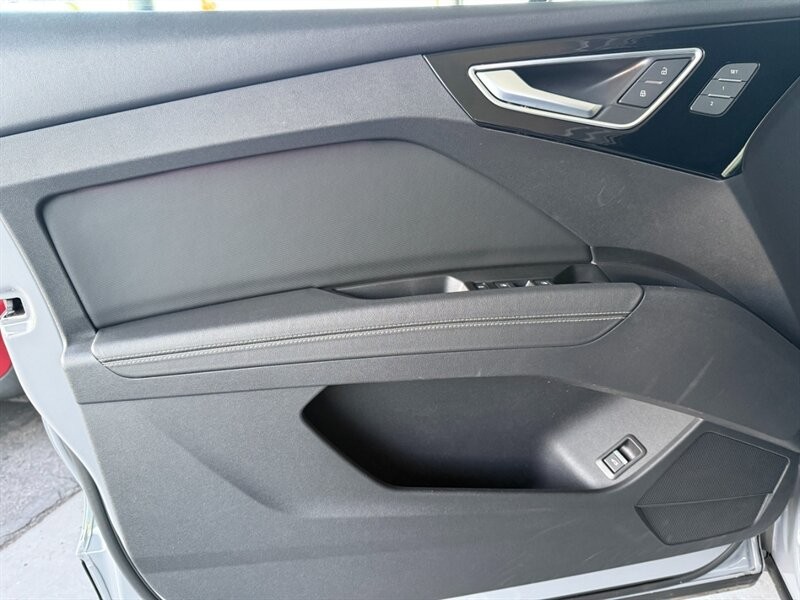 Audi Q4 e-tron Vehicle Full-screen Gallery Image 23