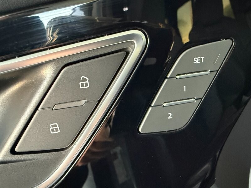 Audi Q4 e-tron Vehicle Full-screen Gallery Image 25