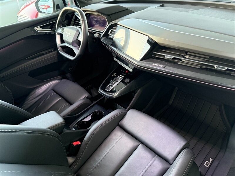 Audi Q4 e-tron Vehicle Full-screen Gallery Image 28