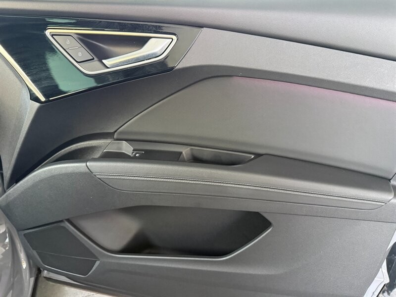 Audi Q4 e-tron Vehicle Full-screen Gallery Image 30