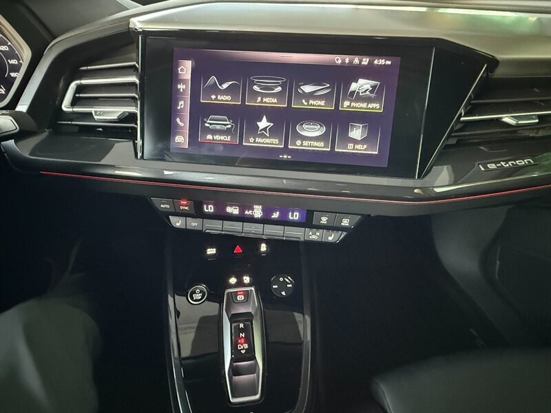 Audi Q4 e-tron Vehicle Full-screen Gallery Image 34