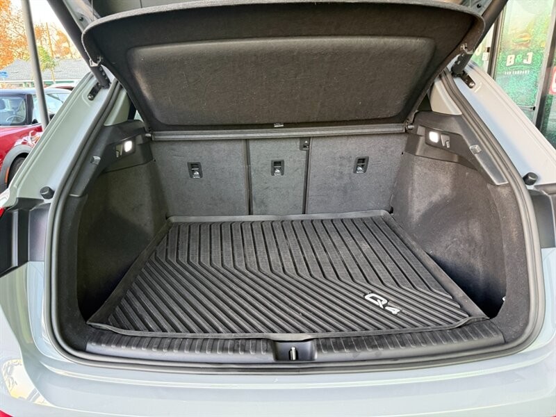 Audi Q4 e-tron Vehicle Full-screen Gallery Image 38