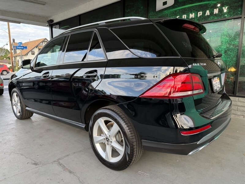 Mercedes-Benz GLE Vehicle Full-screen Gallery Image 06