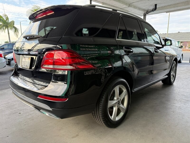 Mercedes-Benz GLE Vehicle Full-screen Gallery Image 10