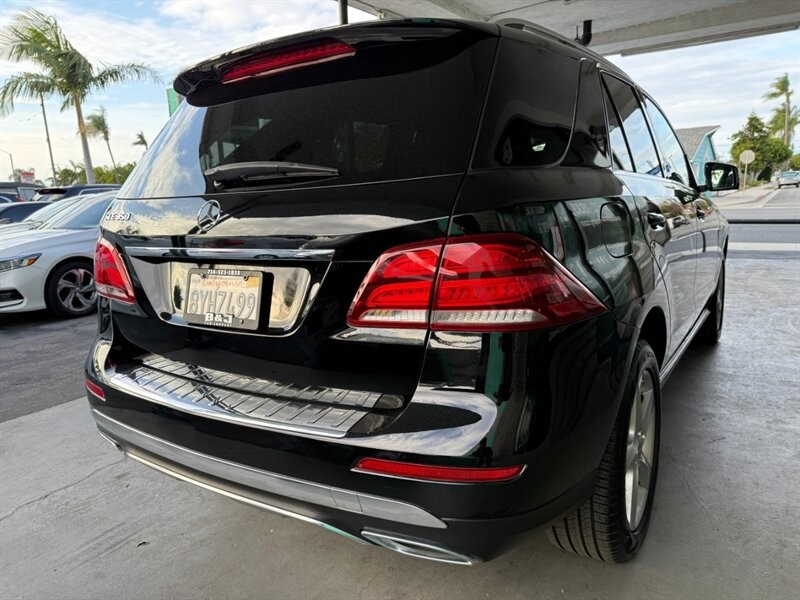 Mercedes-Benz GLE Vehicle Full-screen Gallery Image 11