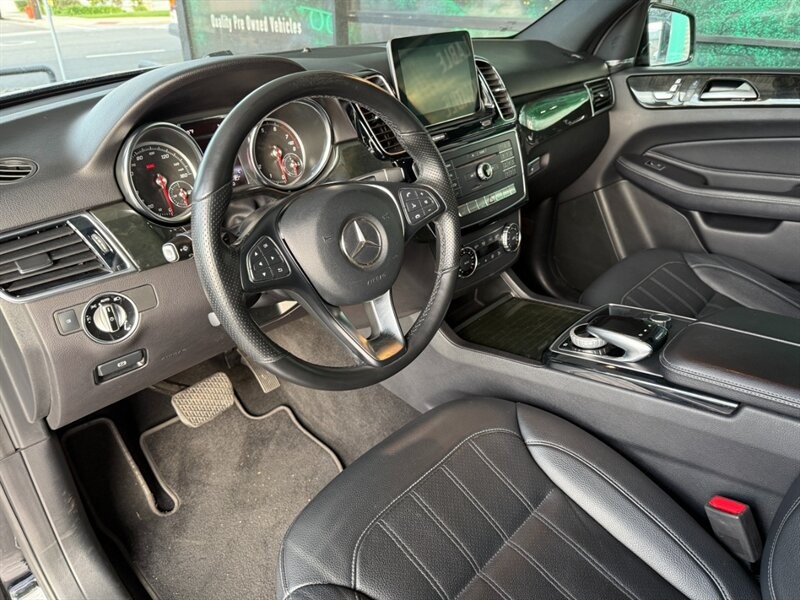 Mercedes-Benz GLE Vehicle Full-screen Gallery Image 16