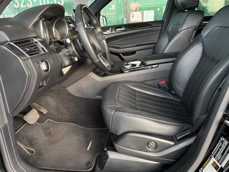 Mercedes-Benz GLE Vehicle Full-screen Gallery Image 17