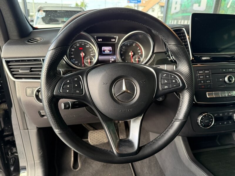 Mercedes-Benz GLE Vehicle Full-screen Gallery Image 19