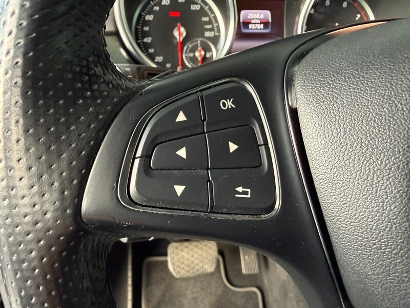 Mercedes-Benz GLE Vehicle Full-screen Gallery Image 20