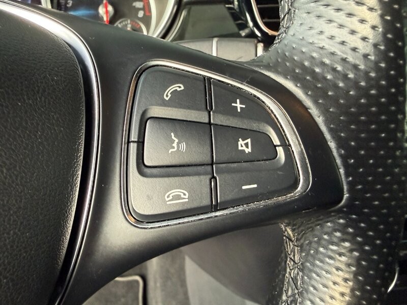 Mercedes-Benz GLE Vehicle Full-screen Gallery Image 21