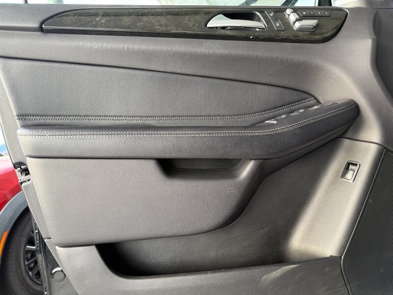 Mercedes-Benz GLE Vehicle Full-screen Gallery Image 22